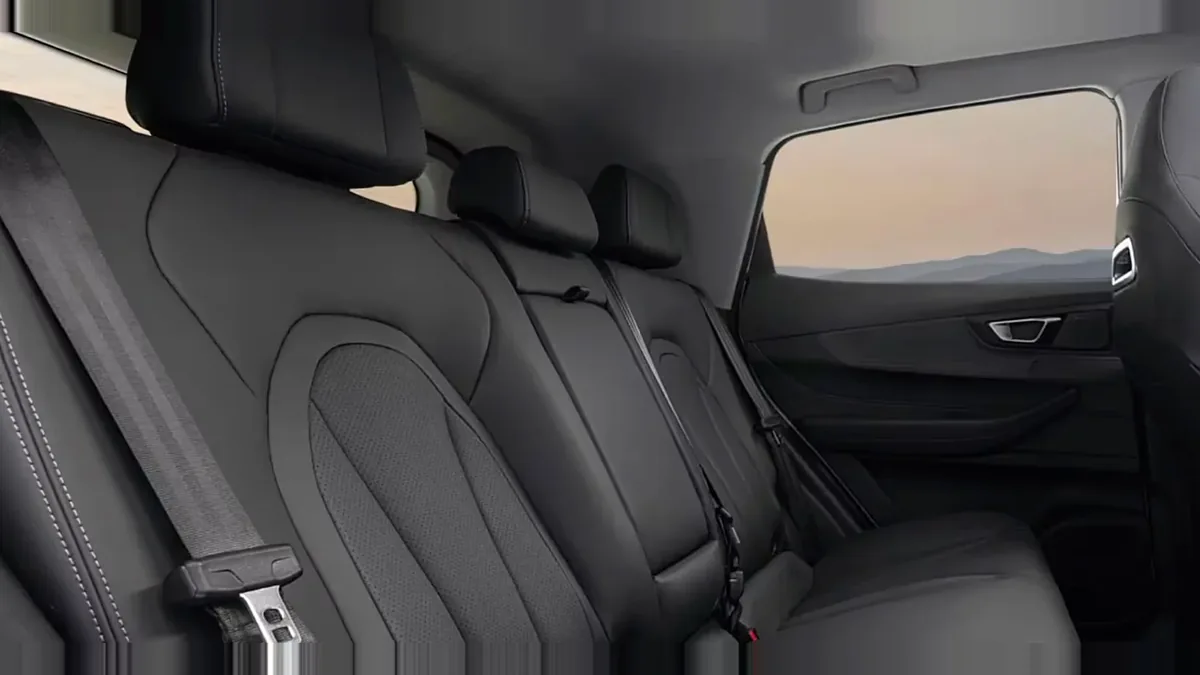 Ebro s400 1.5 DHE HEV Excellent CVT en renting para particulares en Sevilla — Interior