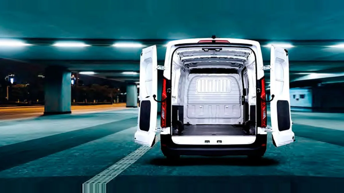 Maxus Deliver 9 Furgón 2.0D L3H2 150 (MERCANCÍAS PROPIAS) en renting para particulares en Sevilla — Trasera
