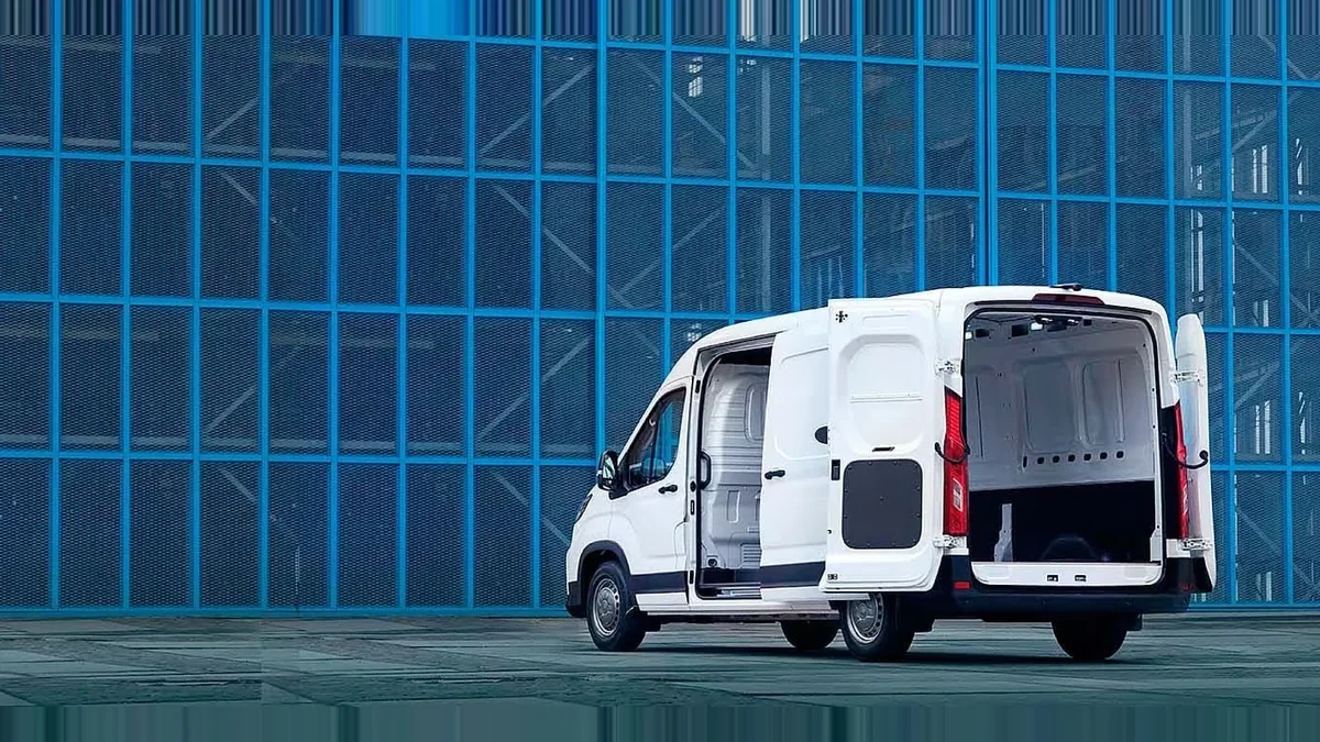 Maxus Deliver 9 Furgón 2.0D L3H2 150 (MERCANCÍAS TERCEROS) en renting para particulares en Sevilla — Lateral