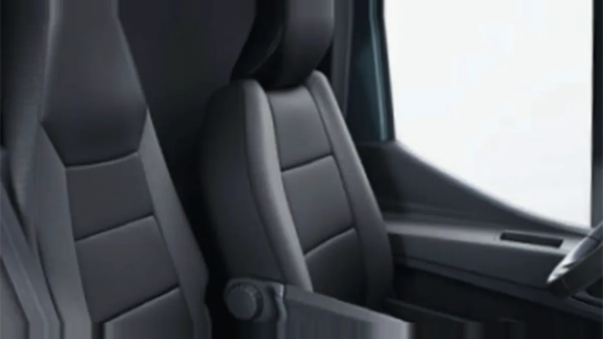 Nissan Interstar L2H2 3.5T 2.3dCi FWD Acenta en renting para particulares en Sevilla — Delantera